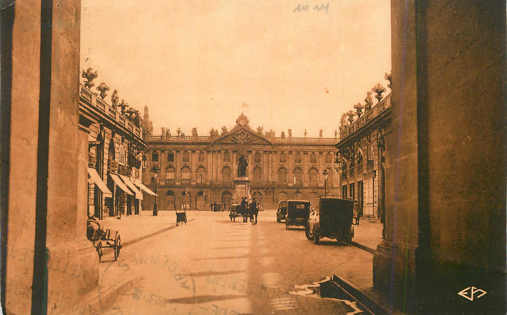 CPA Nancy La ville aux portes d'Or L'Hotel de Ville (Vue pirse de l'Arc de Triomphe)