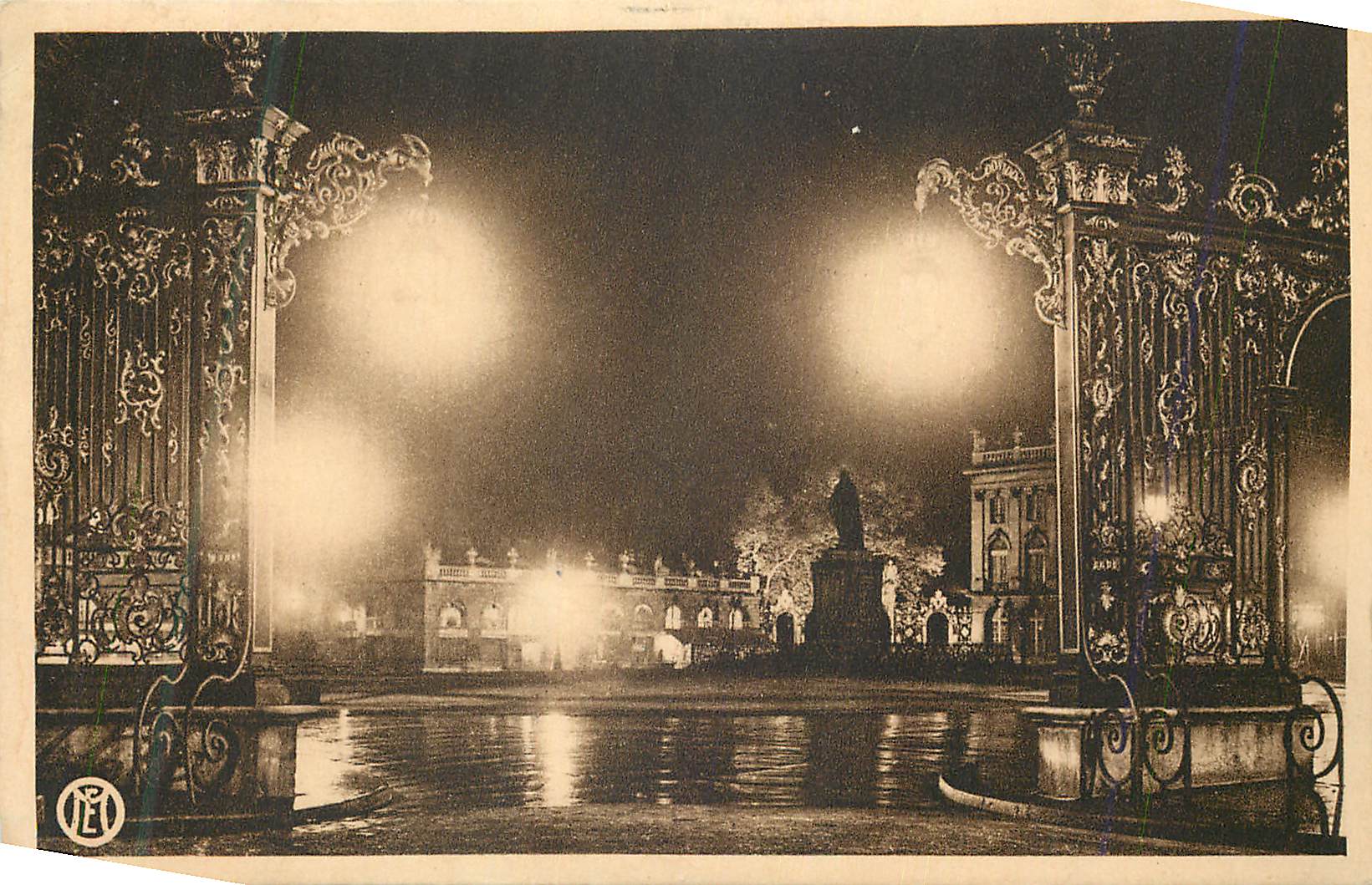 CPA Nancy Place Stanislas et Grilles Jean Lamour vues de la Rue des Dominicains