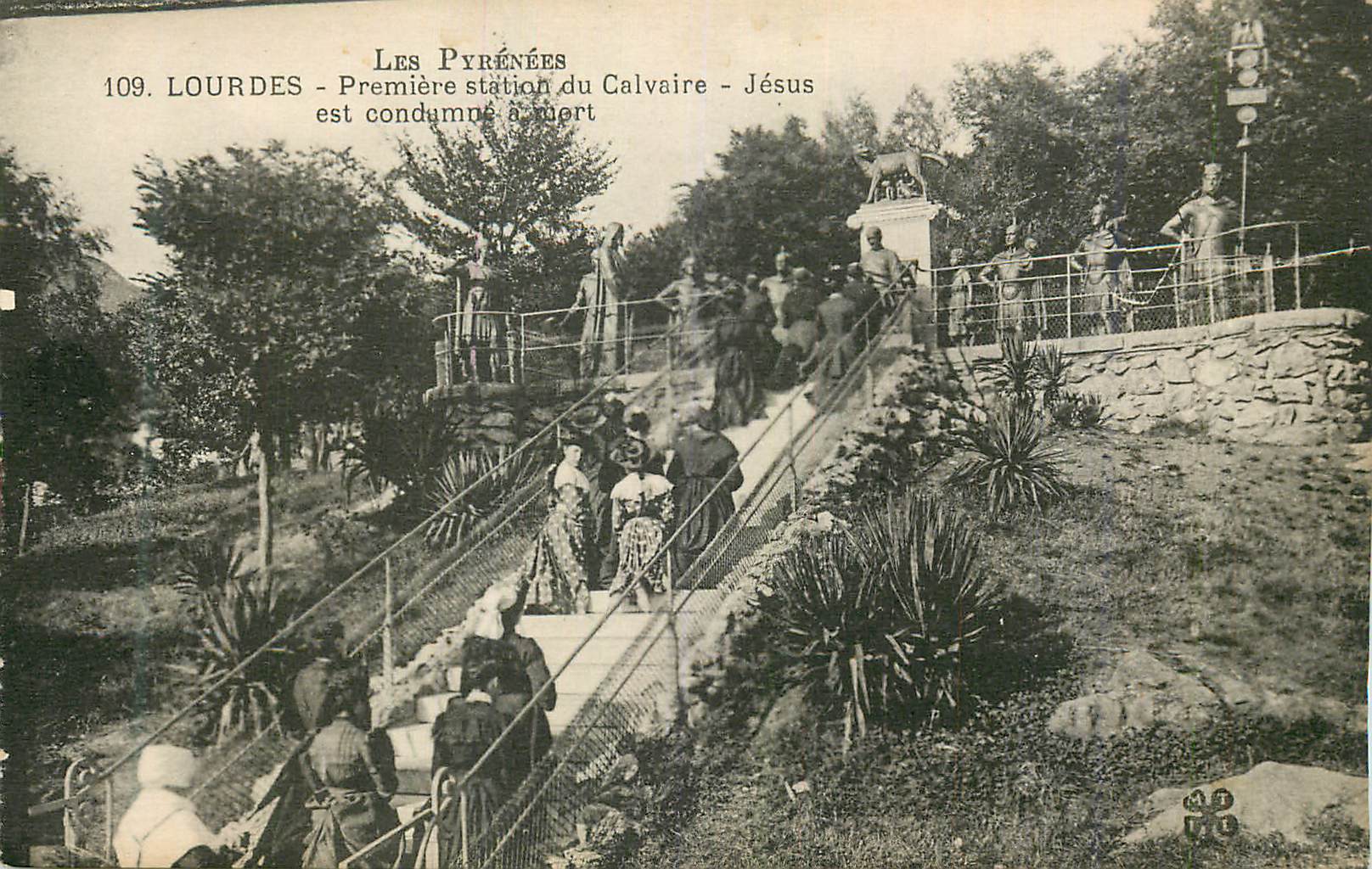 CPA Lourdes Premiere station du Calvaire Jesus est condamne a mortLes Pyrenees