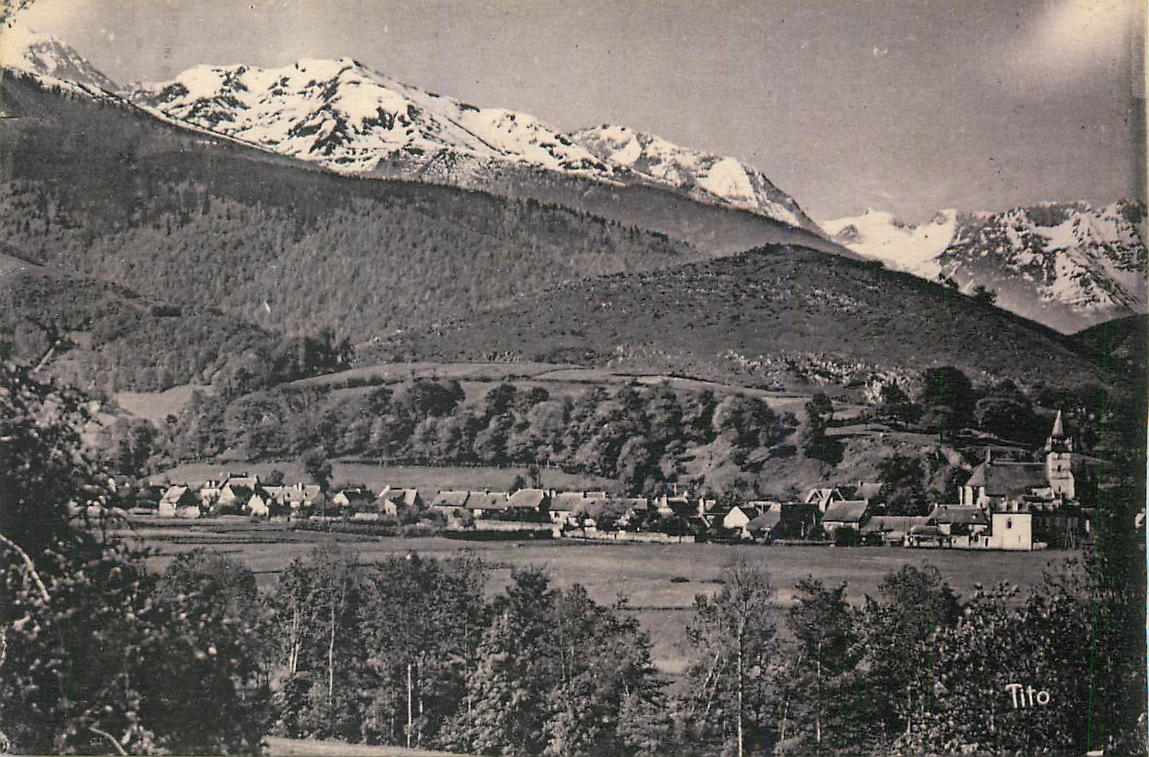 CPA Les Beaux Paysages de France les Pyrenees Vallee de Campan Le Village de Baudean Vue sur le Pic du Midi