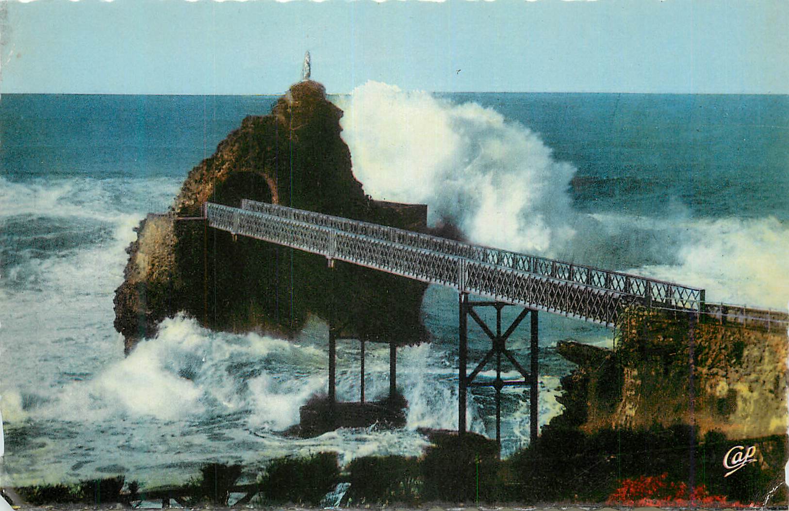 CPM Biarritz La Tempete au Rocher de la Vierge