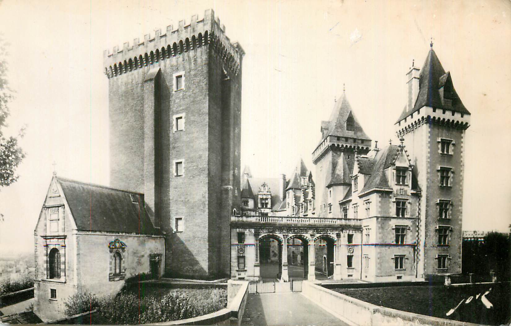 CPM Toute la France Pau Le Chateau Henri IV Entree principale et la chapelle