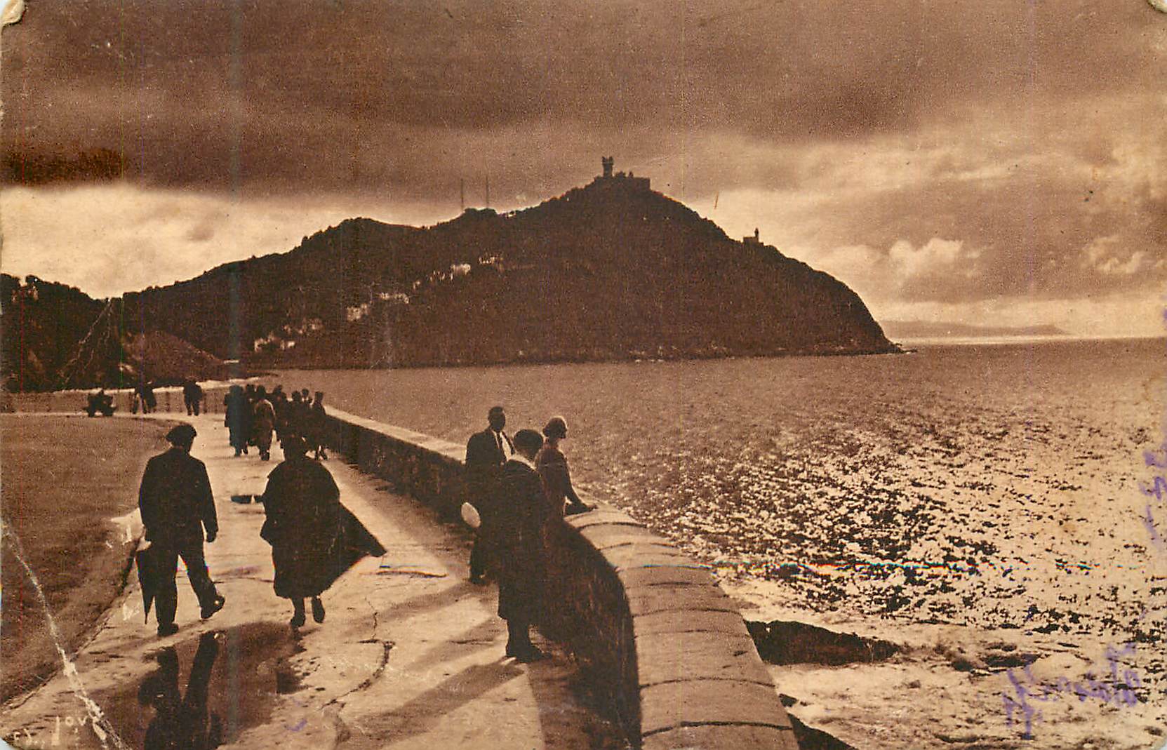CPA San Sebastian (Espagne) Contre jour sur le Monte Igueldo depuis la route en route en corniche