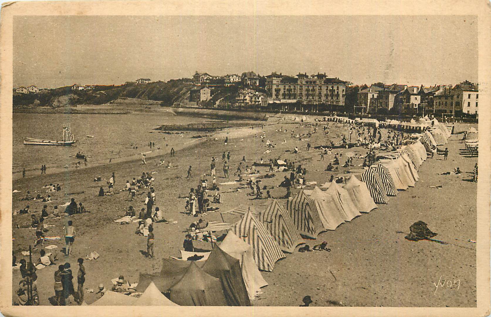 CPA Cote Basque St Jean de Luz (Basses Pyrenees) La Plage et la Pointe Sainte Barbe