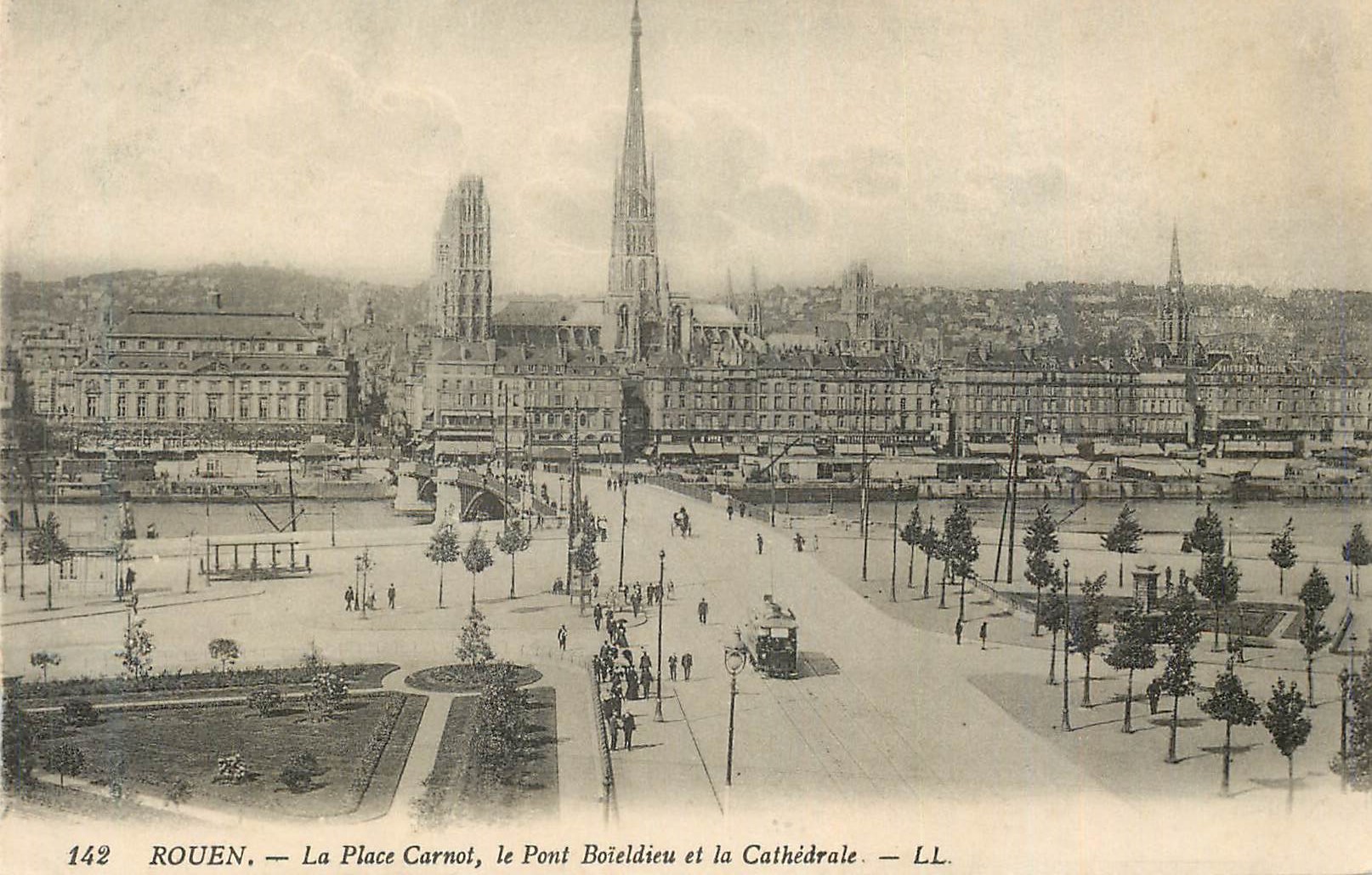 CPA Rouen La Place Carnot Le Pont Boieldieu et la Cathedrale
