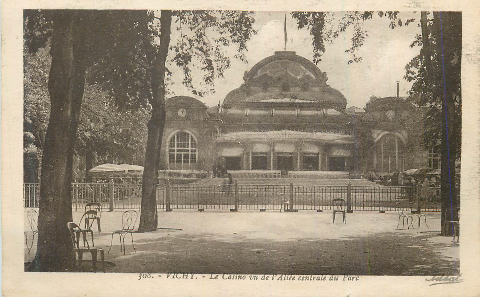 CPA Vichy Le Casino vu de l'Allee centrale du Parc