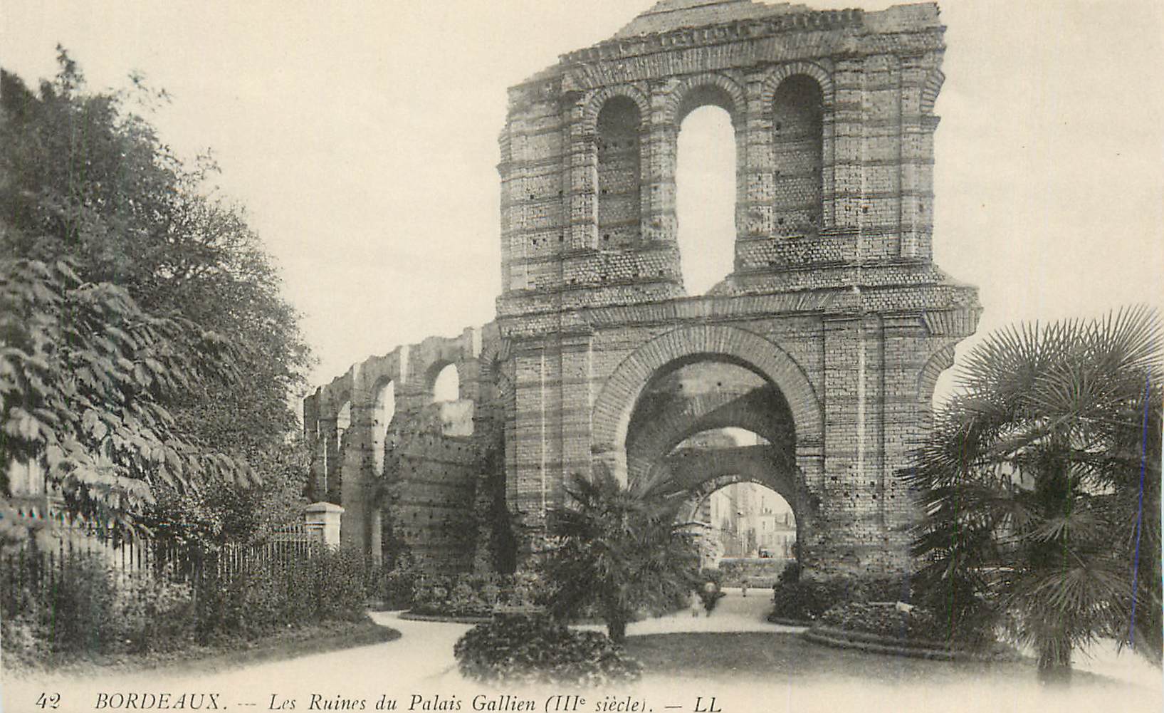 CPA Bordeaux Les Ruines du Palais Gallien (IIIe siecle)