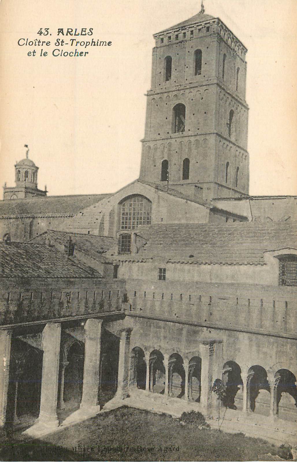 CPA Arles Cloitre St Trophime et le Clocher