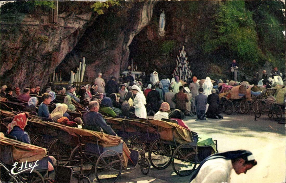 Lourdes CPM Les malades devant la grotte