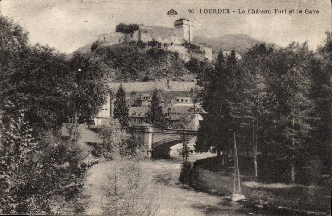 Lourdes CPA Le chateau fort et le Gave
