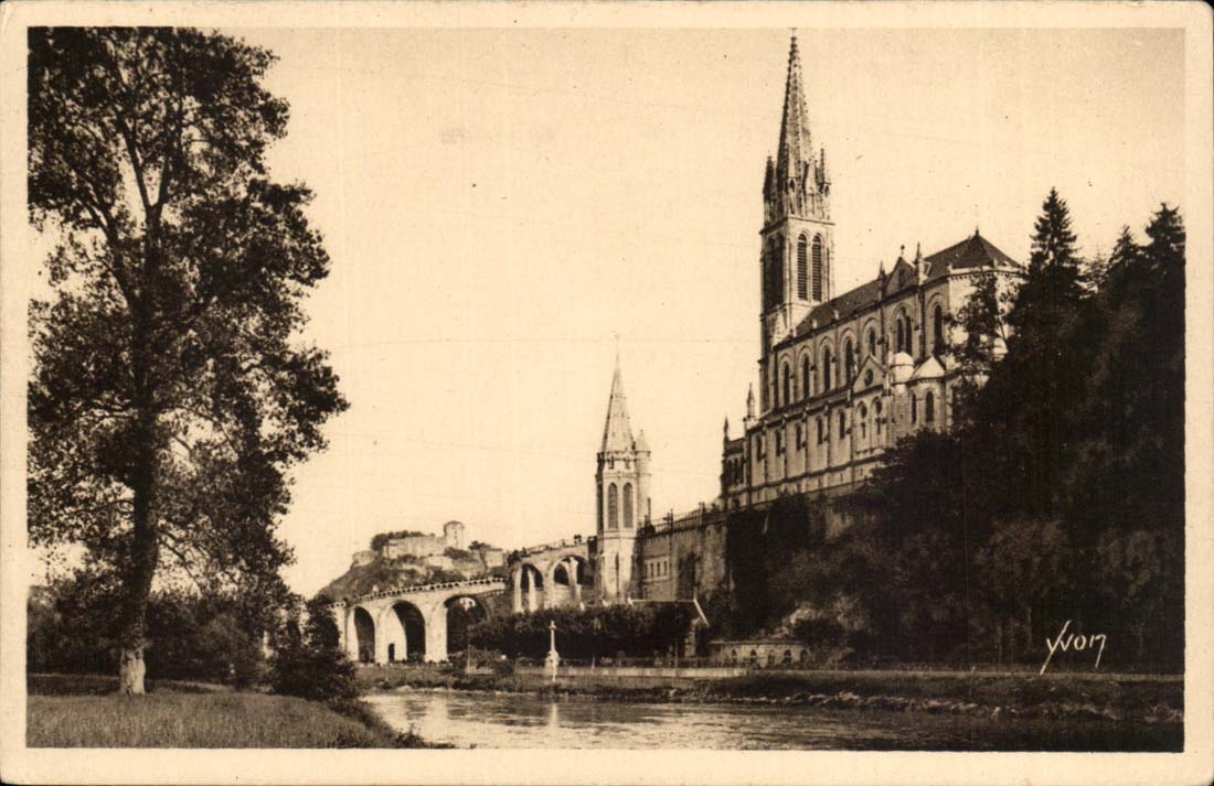Lourdes CPA Vue generale sur la basilique et le chateau fort