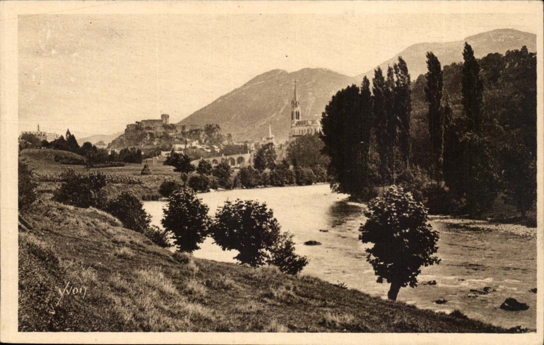 Lourdes CPA La basilique le chateau fort et le Gave de Pau