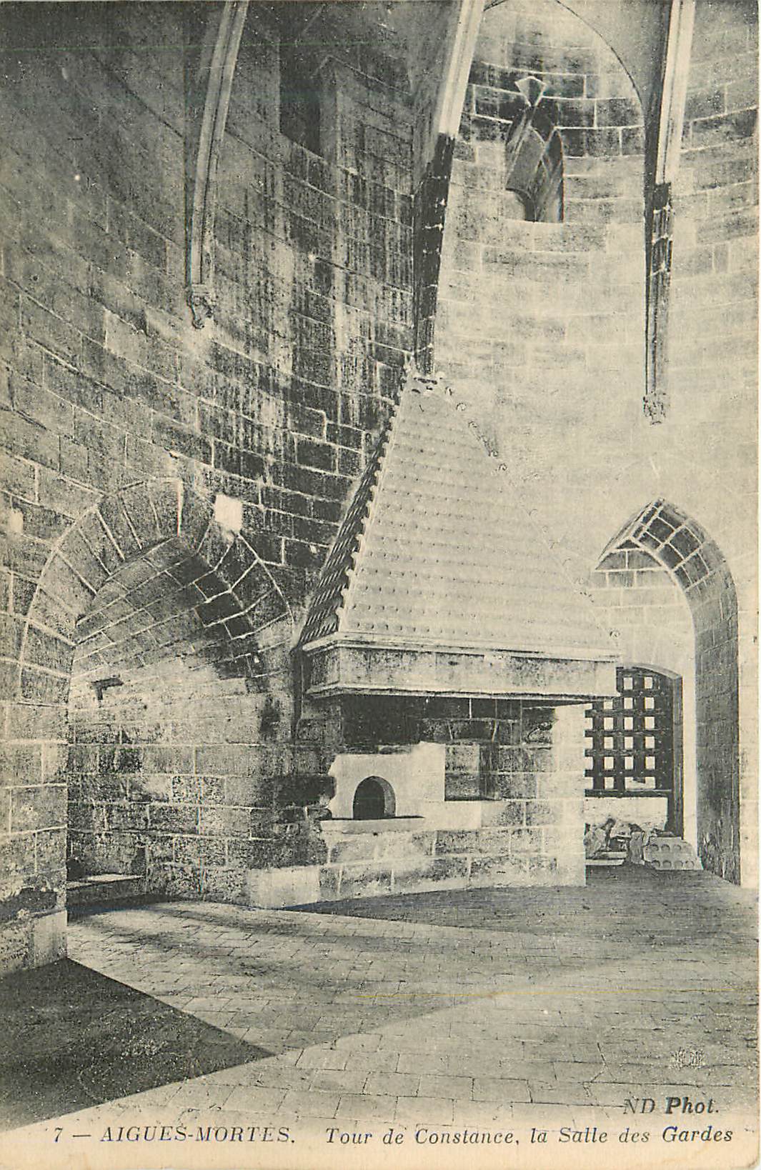 CPA Aigues mortes tour de constance la salle des gardes
