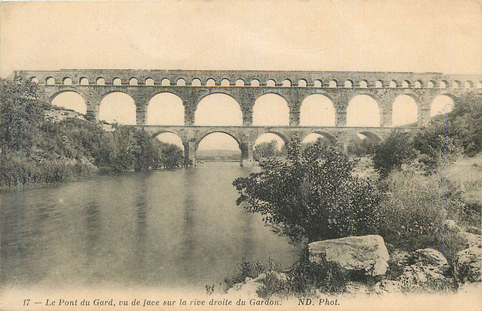 Le Pont du Gard — vue de face sur la rive droite du Gardon — ND. Phot.