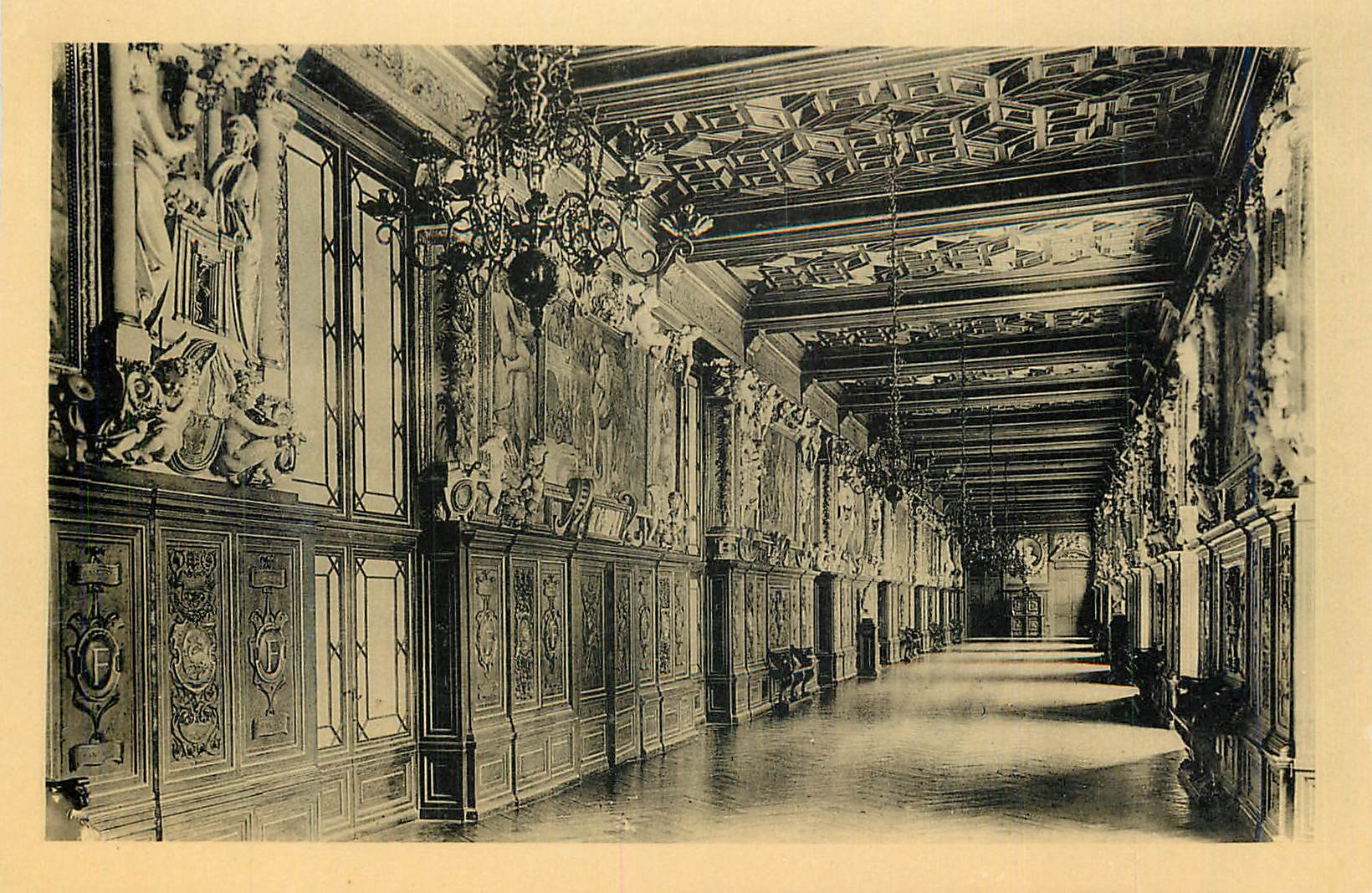 Apparatsaal des Schlosses Fontainebleau — reich verzierte Inneneinrichtung — Verleger unbekannt
