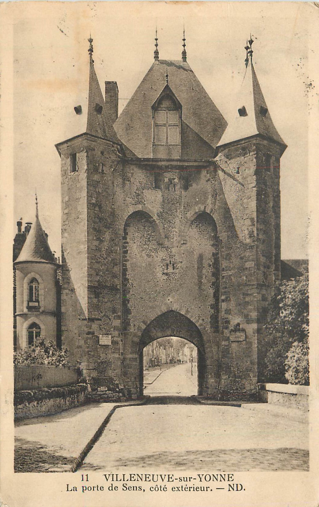 Villeneuve-sur-Yonne — La porte de Sens, côté extérieur — ND.