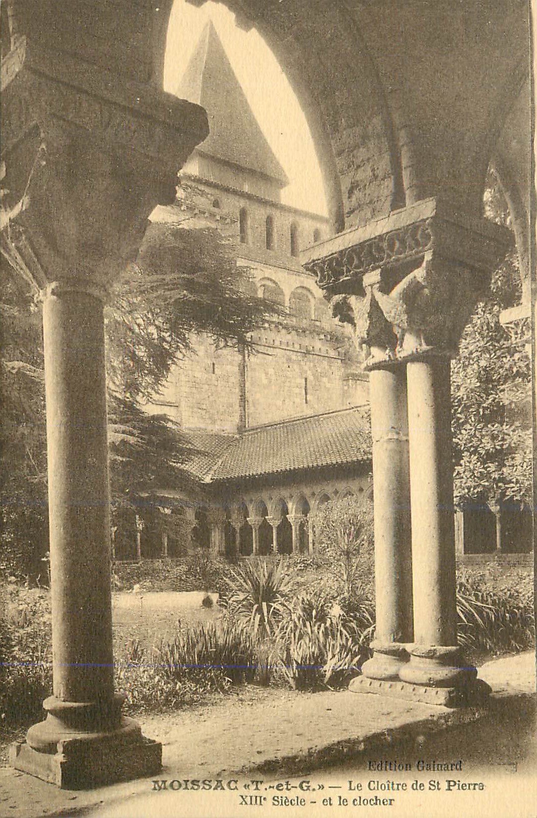 Moissac — Le Cloître de St Pierre — XIIIe siècle et le clocher