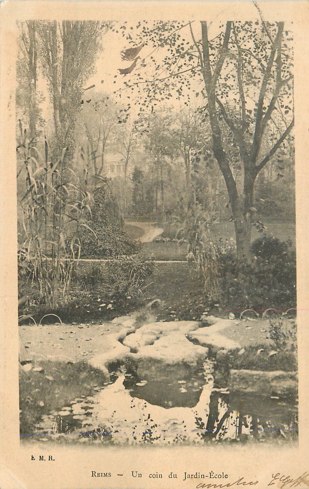 CPA Reims un coin du jardin ecole