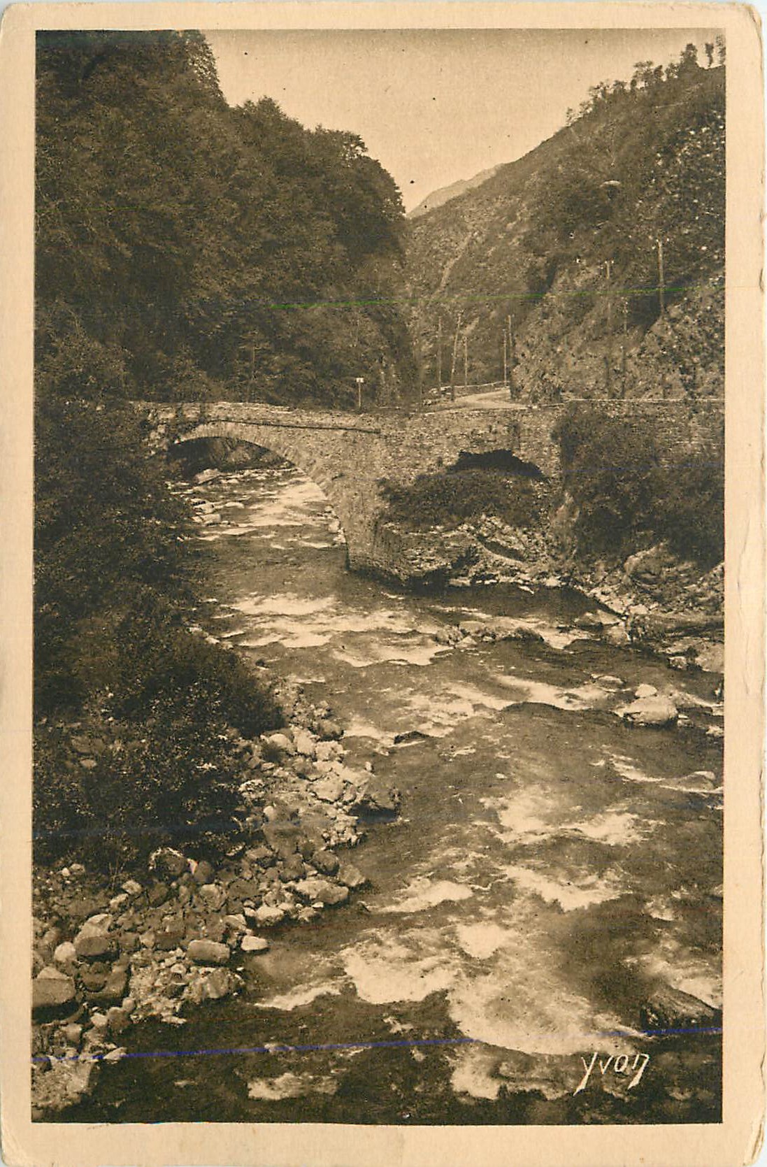 CPA La douce france les pyrenees la gave de pierrefitte a luz st sauveur