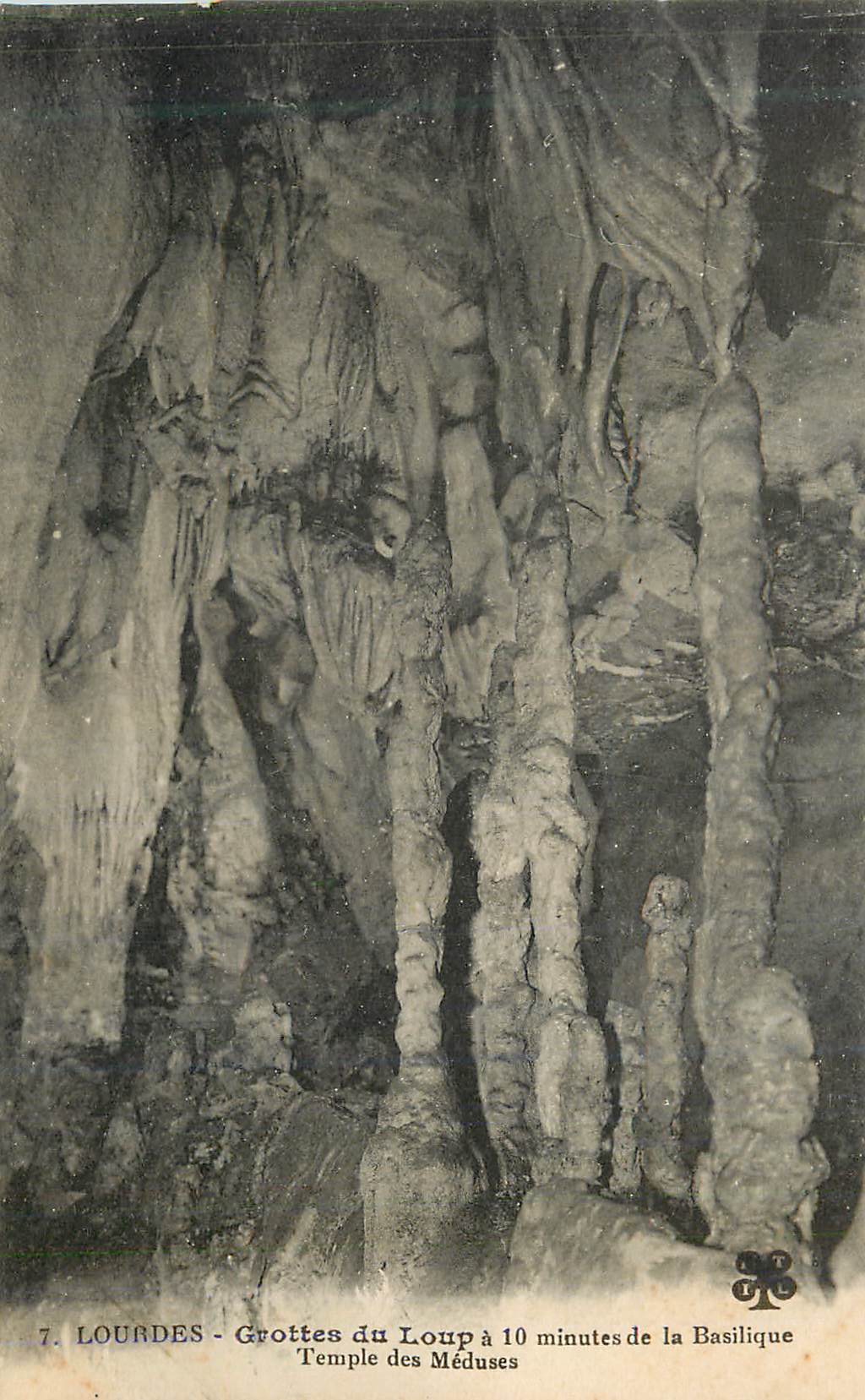 CPA Lourdes grottes du loup a 10 minutes de la basilique temple des meduses