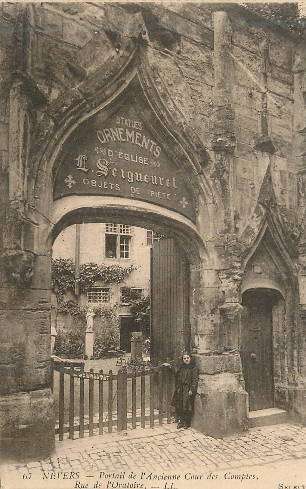 CPA Nevers portail de l ancienne cour des comptes rue de l oratoire