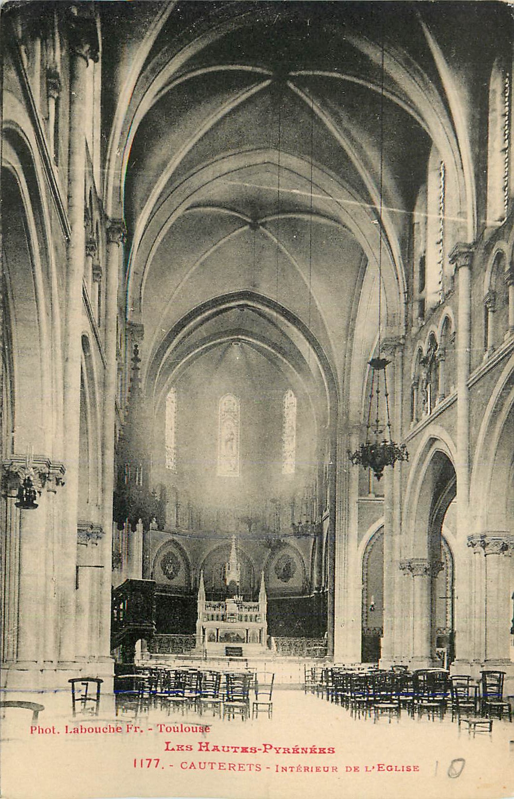 CPA Les hautes pyrenees 1177 cauterets interieur de l eglise