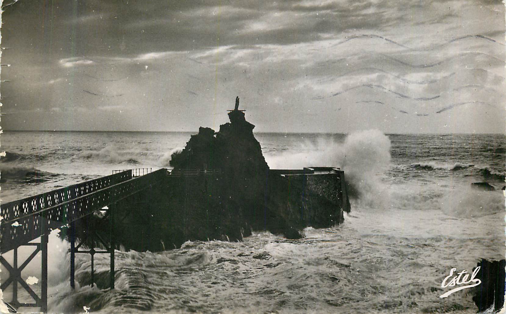 CPM Biarritz vagues sur le rocher de la vierge