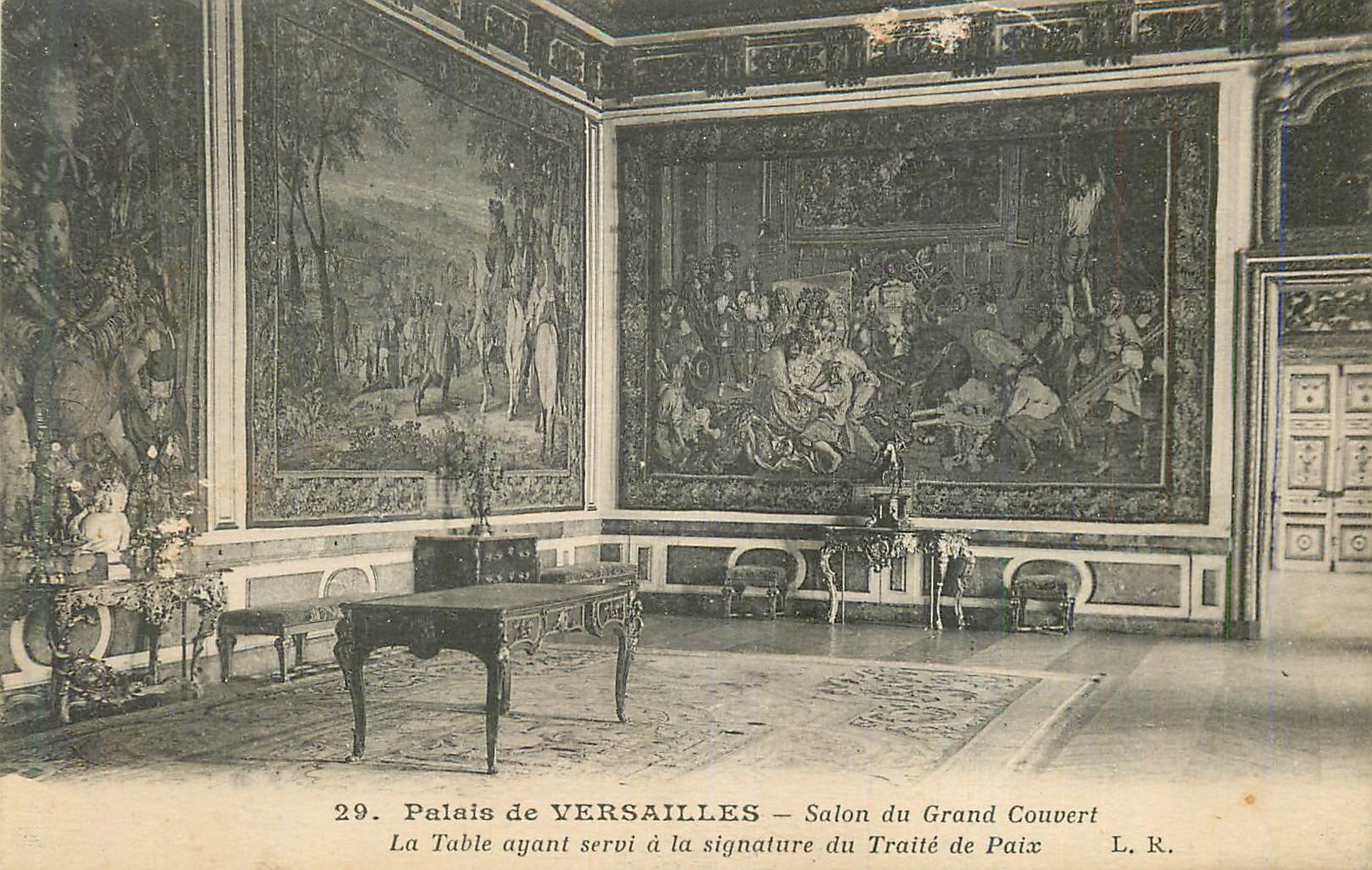 CPA Palais de versailles salon du grand couvert la table ayant servi a la signature du traite de paix