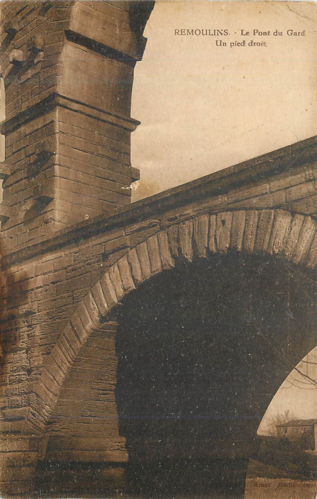 CPA Remoulins le pont du gard un pied droit