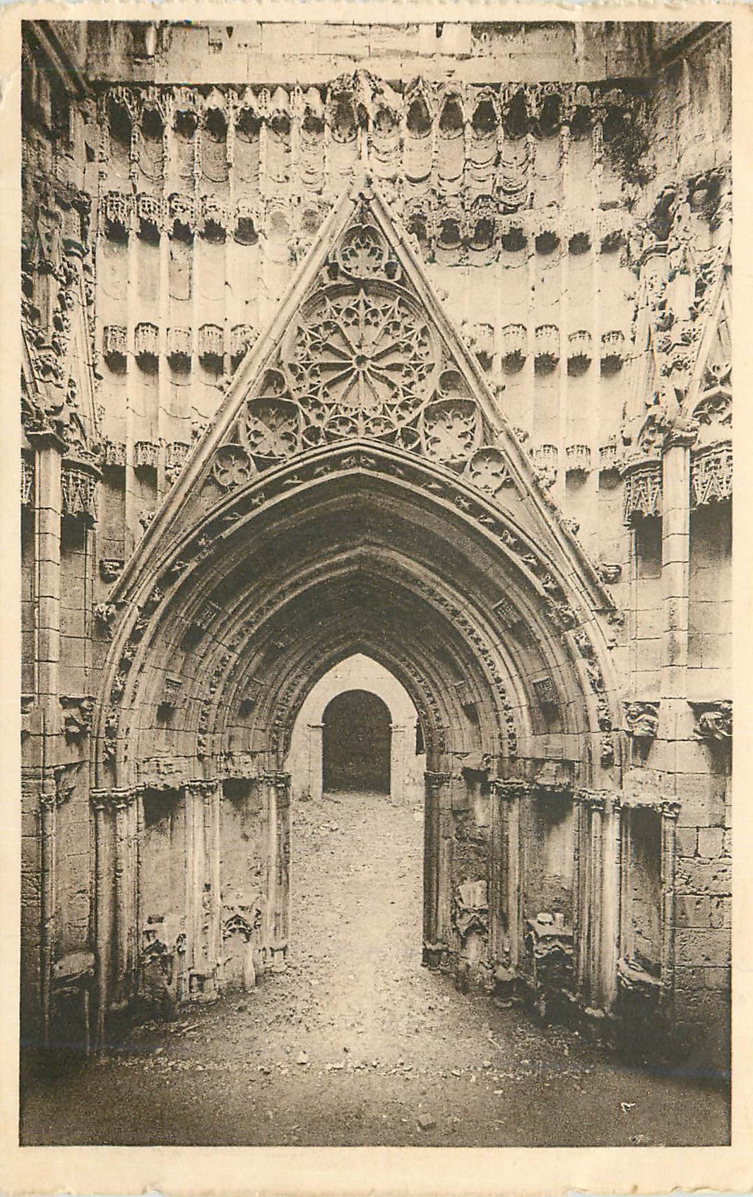 CPA Pont saint esprit (gard) interieur de la citadelle porche de l eglise collegiale du saint esprit (1473)