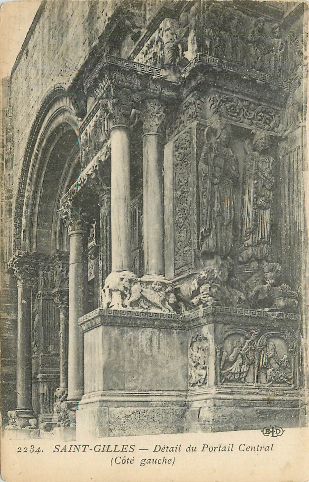 CPA Saint gilles detail du portail central (cote gauche)