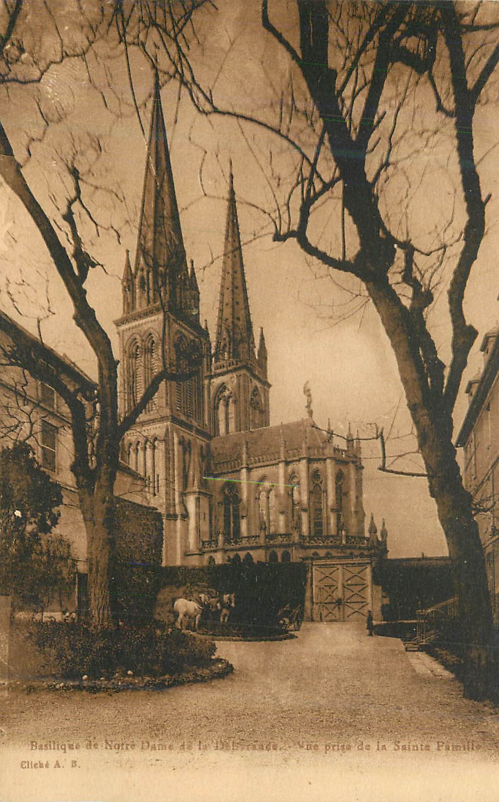 CPA Basilique de Notre Dame de la Delivrande Vue prise de la Sainte Famille
