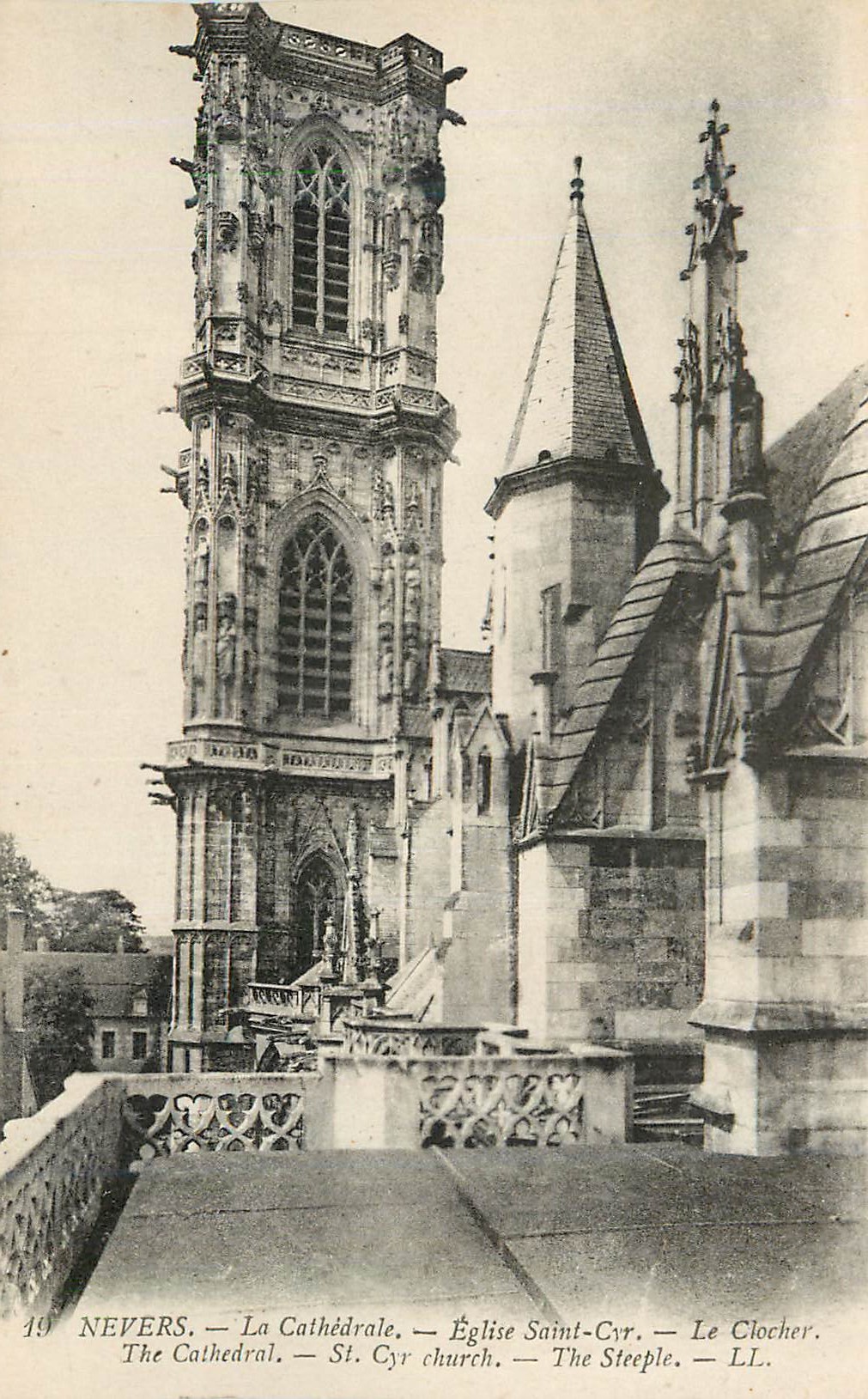 CPA Nevers la cathedrale eglise saint cyr le clocher