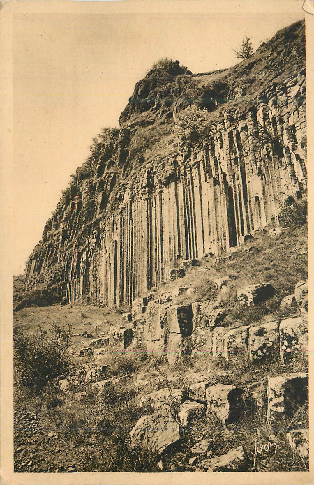Colonnes de basalte — site naturel — éditeur inconnu, n° de série non lisible