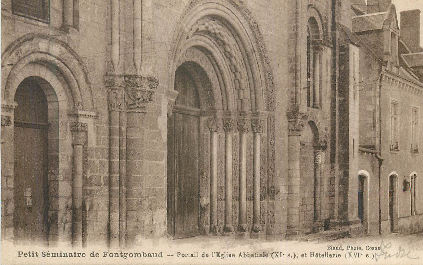 Petit Séminaire de Fontgombaud — Portail de l'Église Abbatiâle (XIe s.), et Hôtellerie (XVIe s.) — Biaud, Photo, Cosne