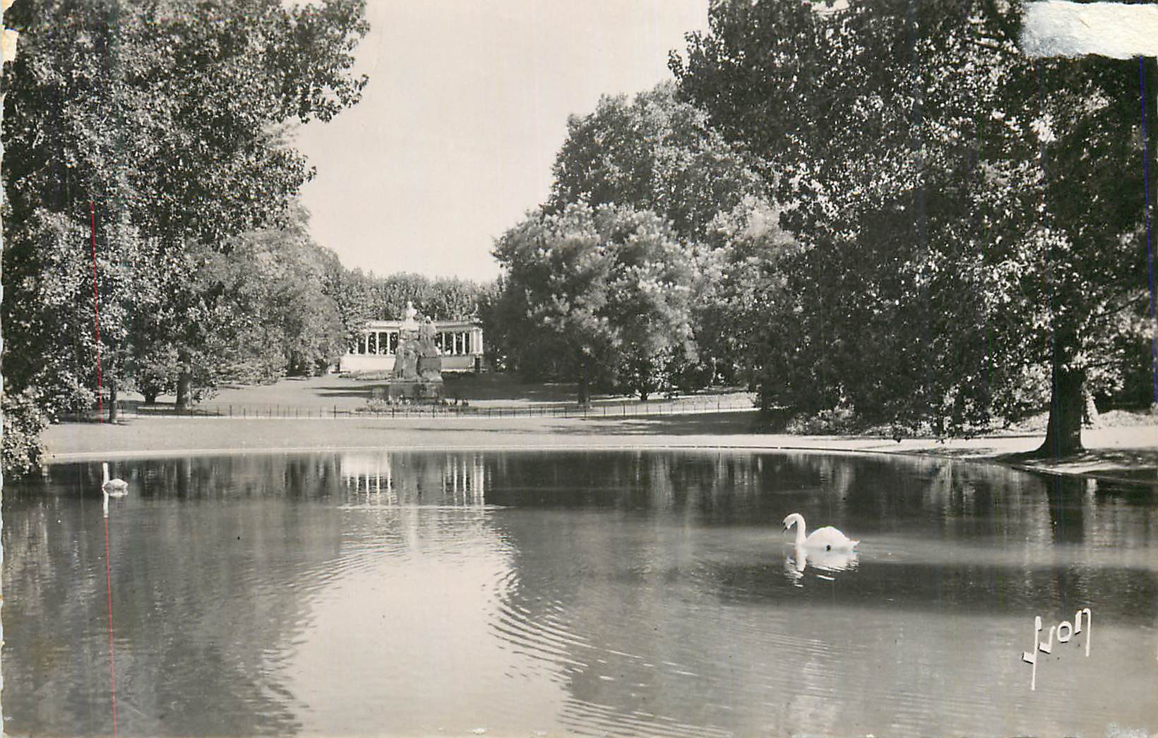 Jardin d'Été — Vue du lac avec cygnes — J. Jon