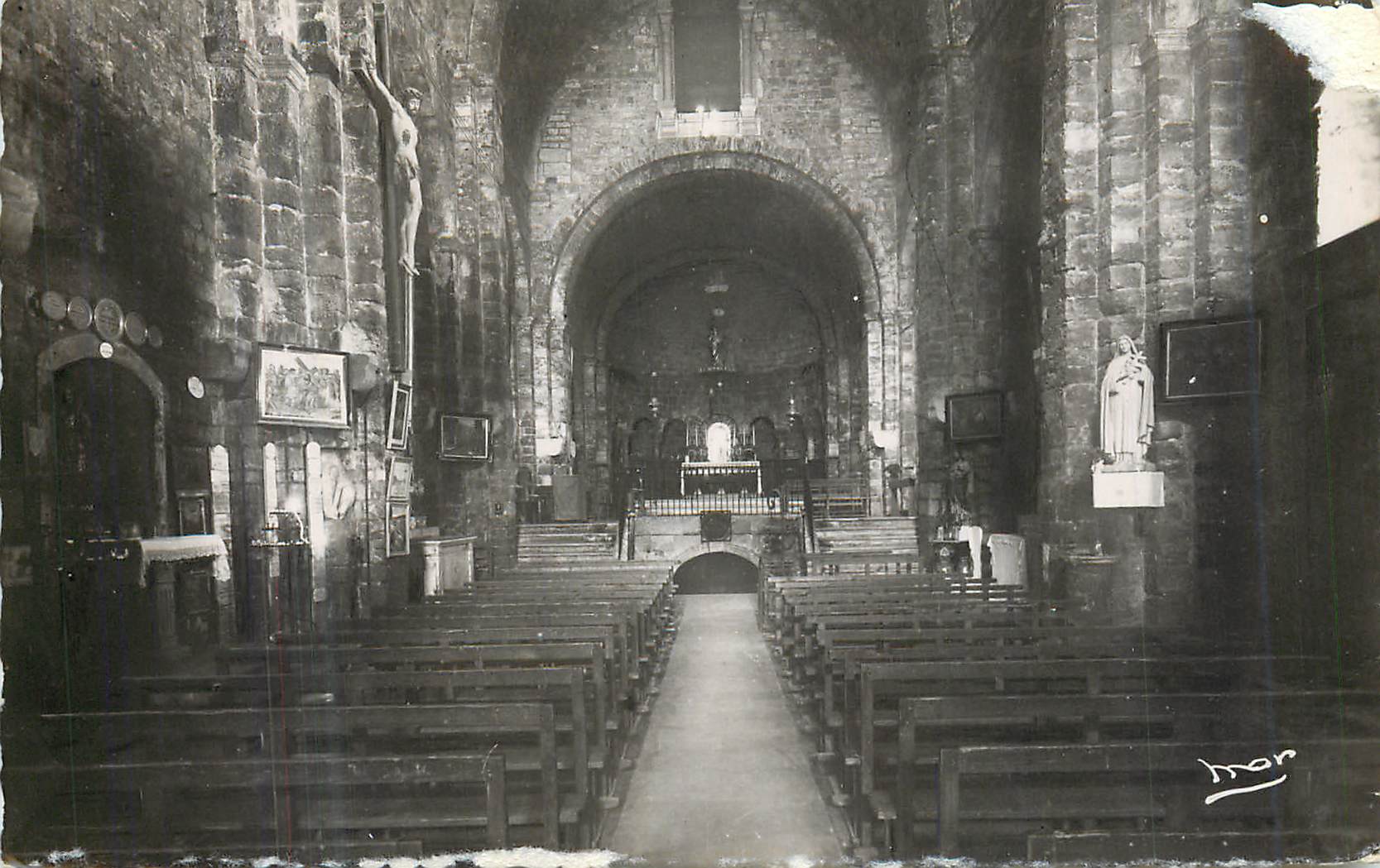 Intérieur de l'église — vue de la nef et du chœur — éditeur inconnu, n° de série non visible