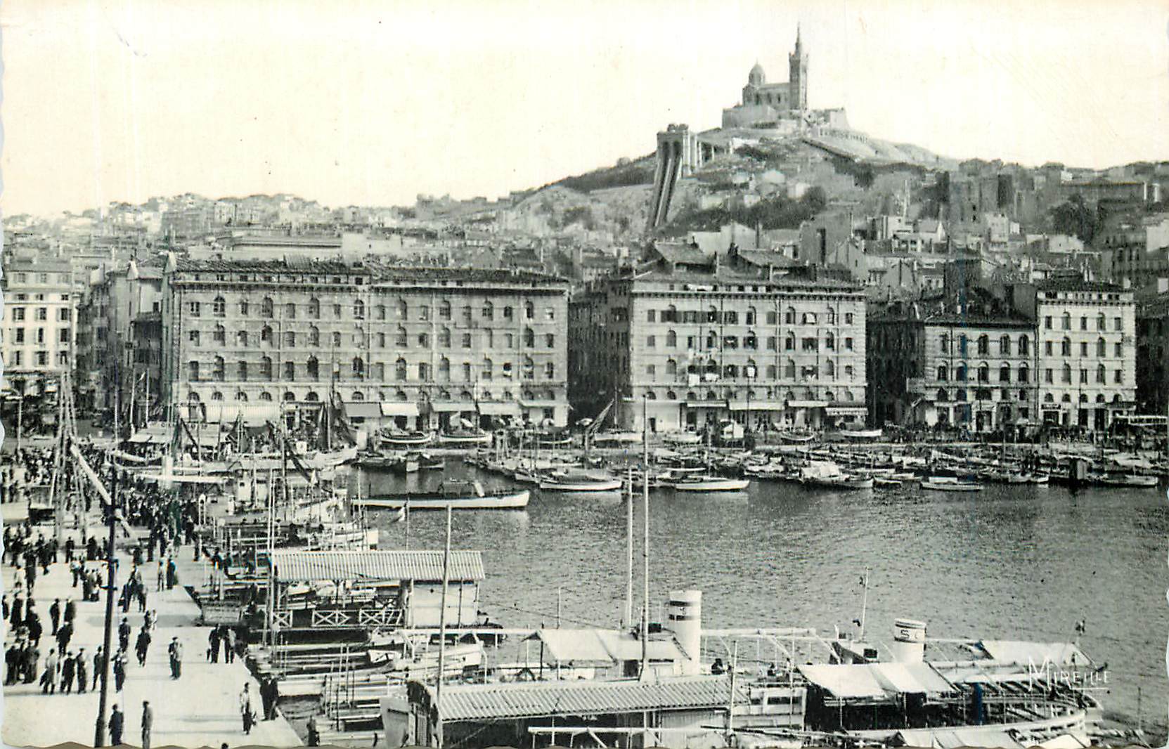 Port de Marseille — vue du Vieux-Port avec la basilique Notre-Dame de la Garoupe en arrière-plan — éditée par Miret