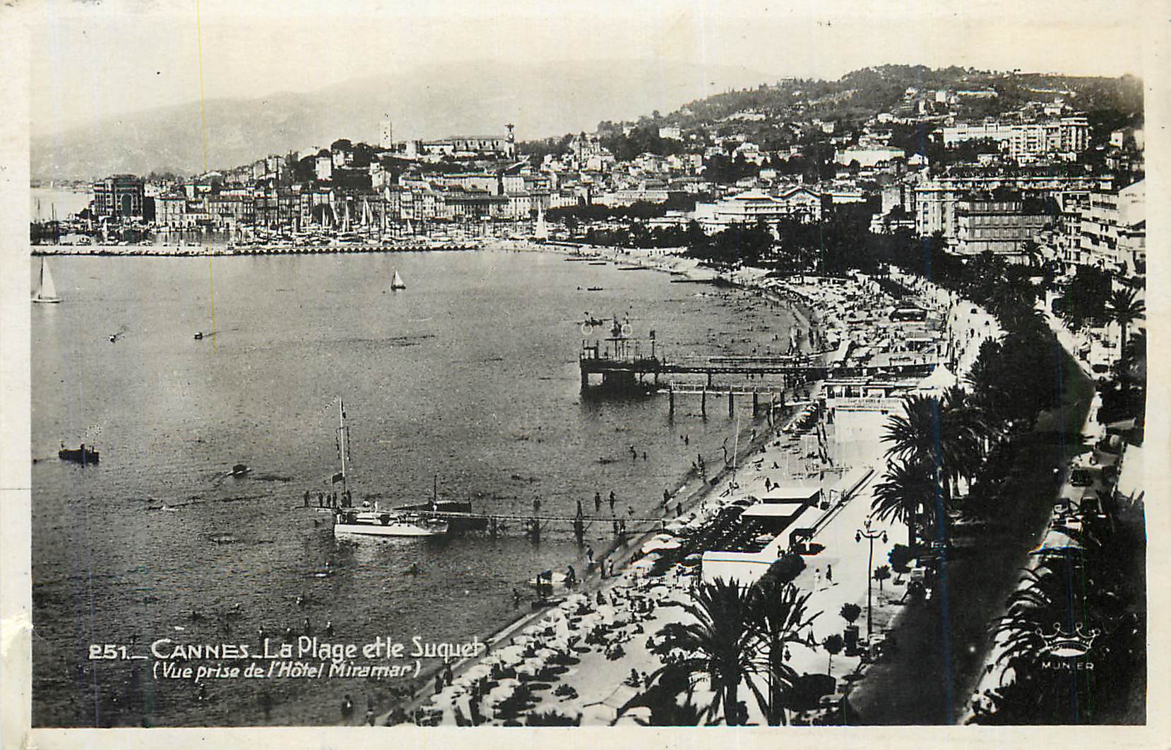 CPM Cannes la plage et le suquet (vue prise de l hotel miramar)