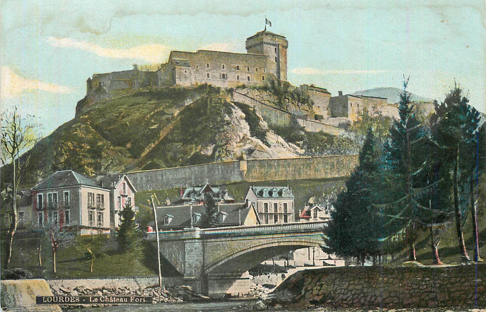 CPA Lourdes le chateau fort