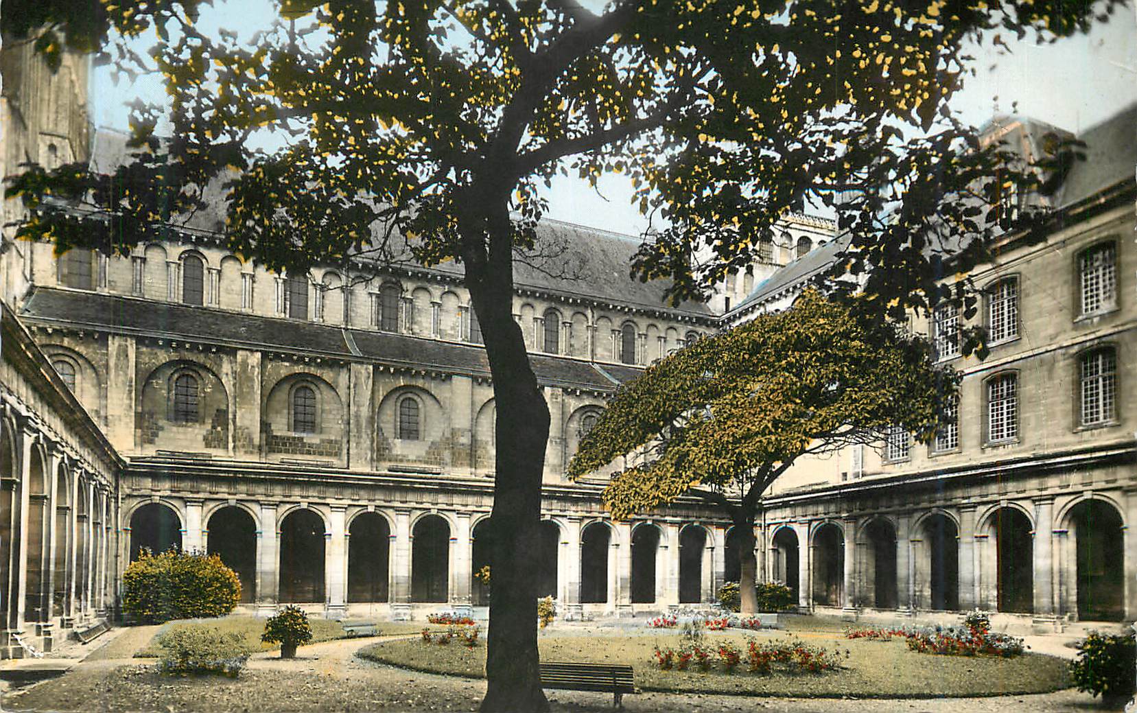 Cour intérieure de l'abbaye de Saint-Germain-des-Prés — Paris — éditeur non identifié, n° de série non visible