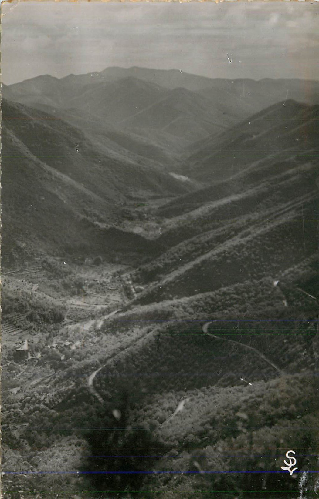 Vallée montagneuse — vue aérienne — S.Y. (éditeur ?)