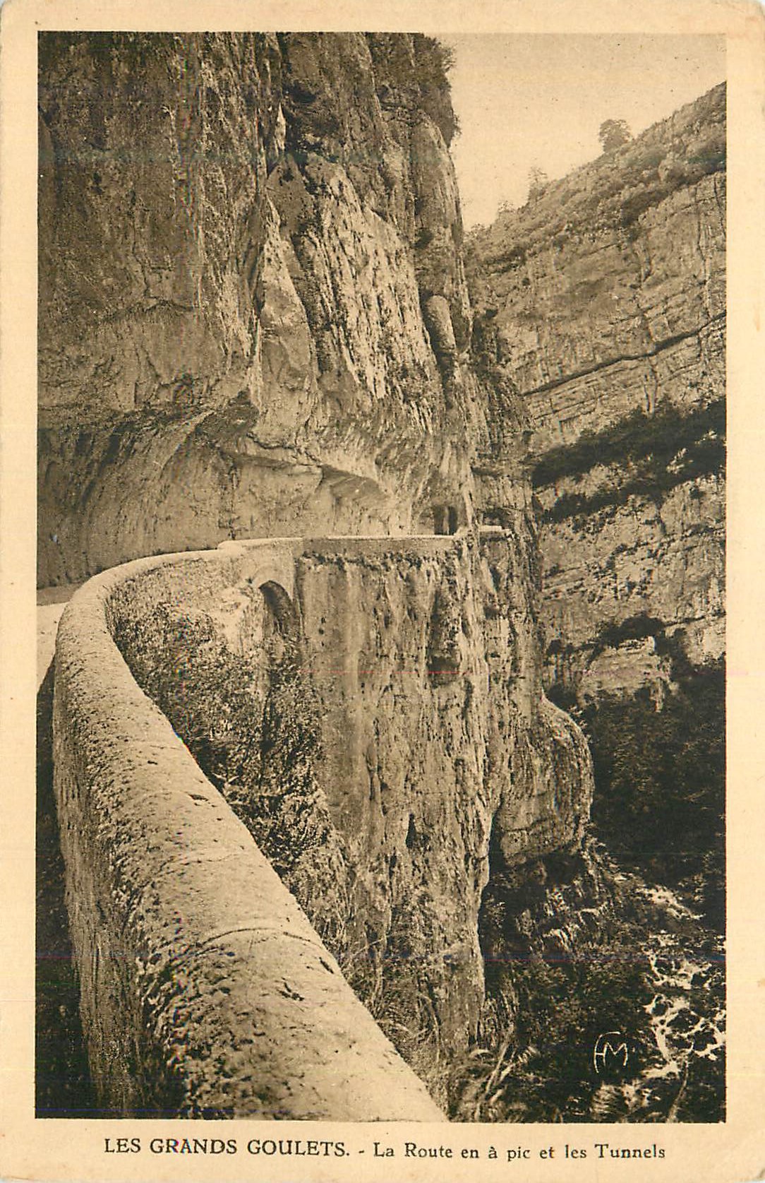 CPA Les grands goulets la route en a pic et les tunnels