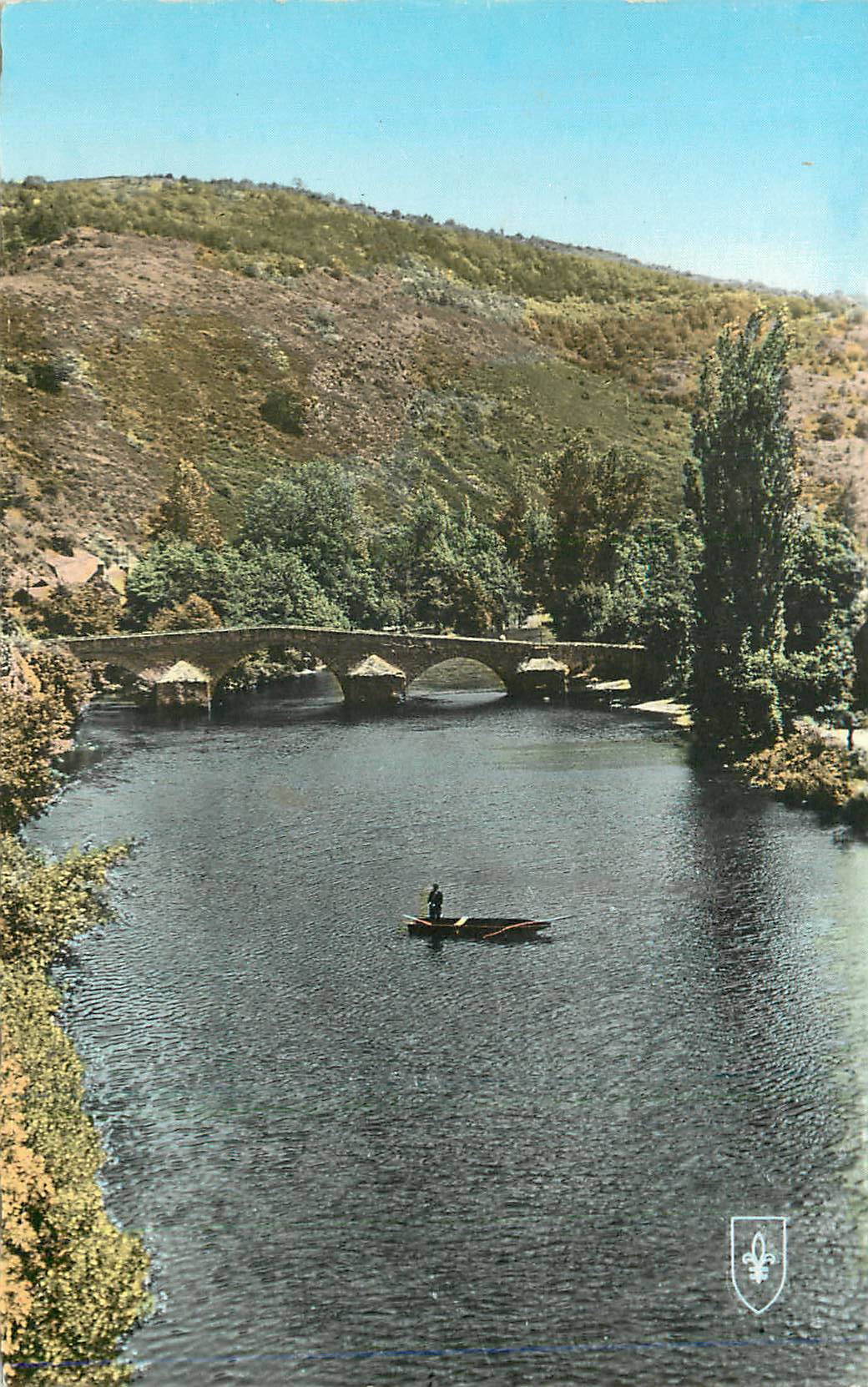 CPM Vallee pittoresque de la sioule le vieux pont de menat