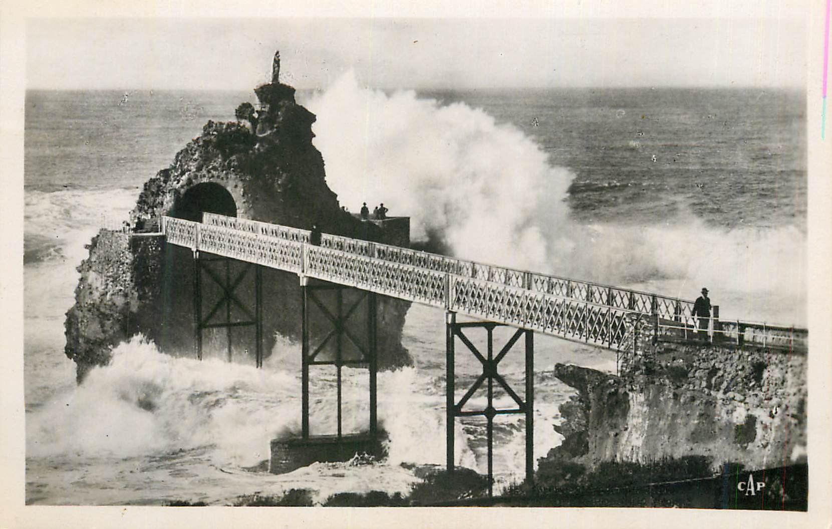 CPM Biarritz la tempete au rocher de la vierge