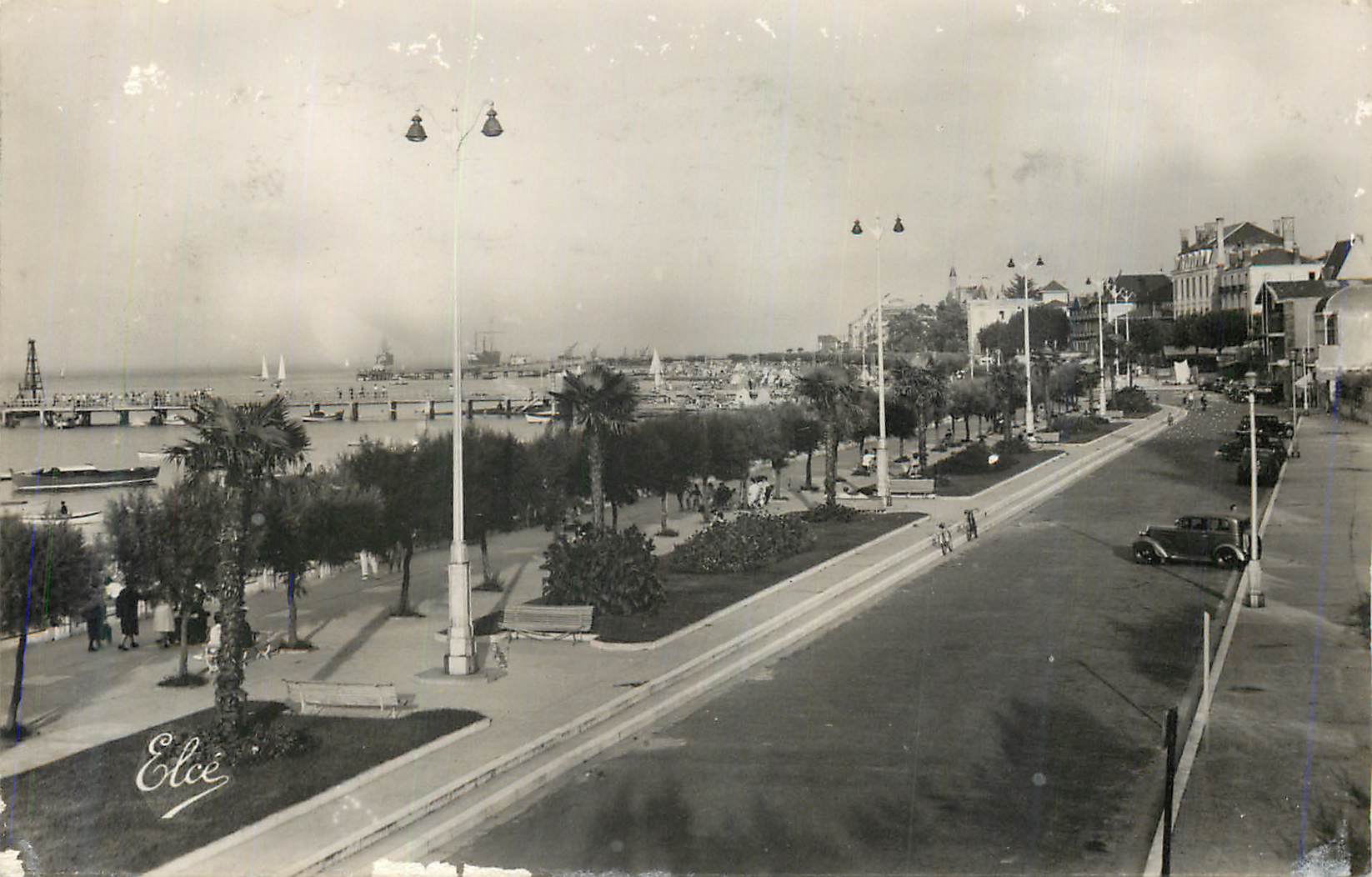 CPM Arcachon (gironde) boulevard promenade et les jetees