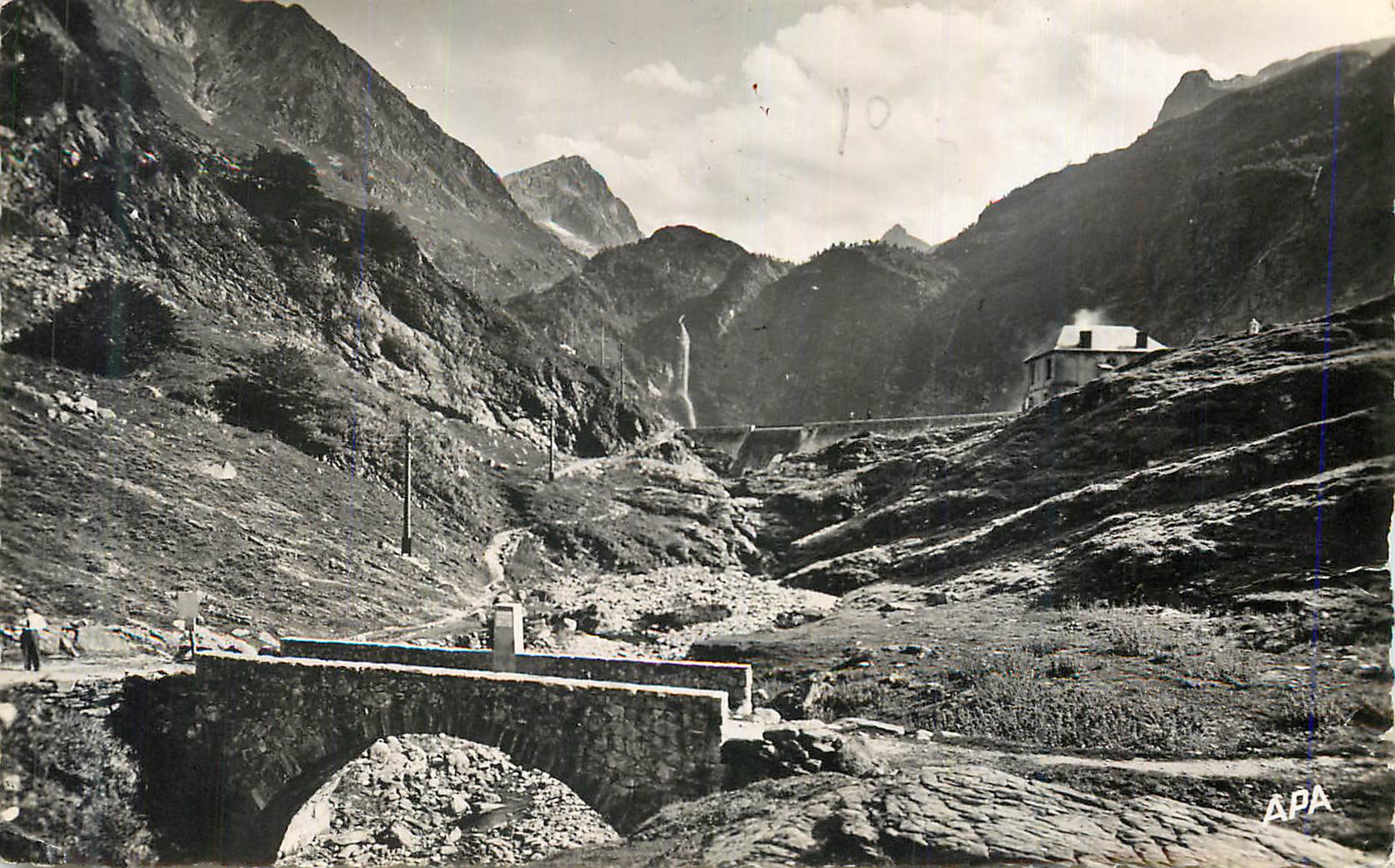 CPM Les pyrenees illustrees 409 barrage du lac d oo (1500m) et sa cascade