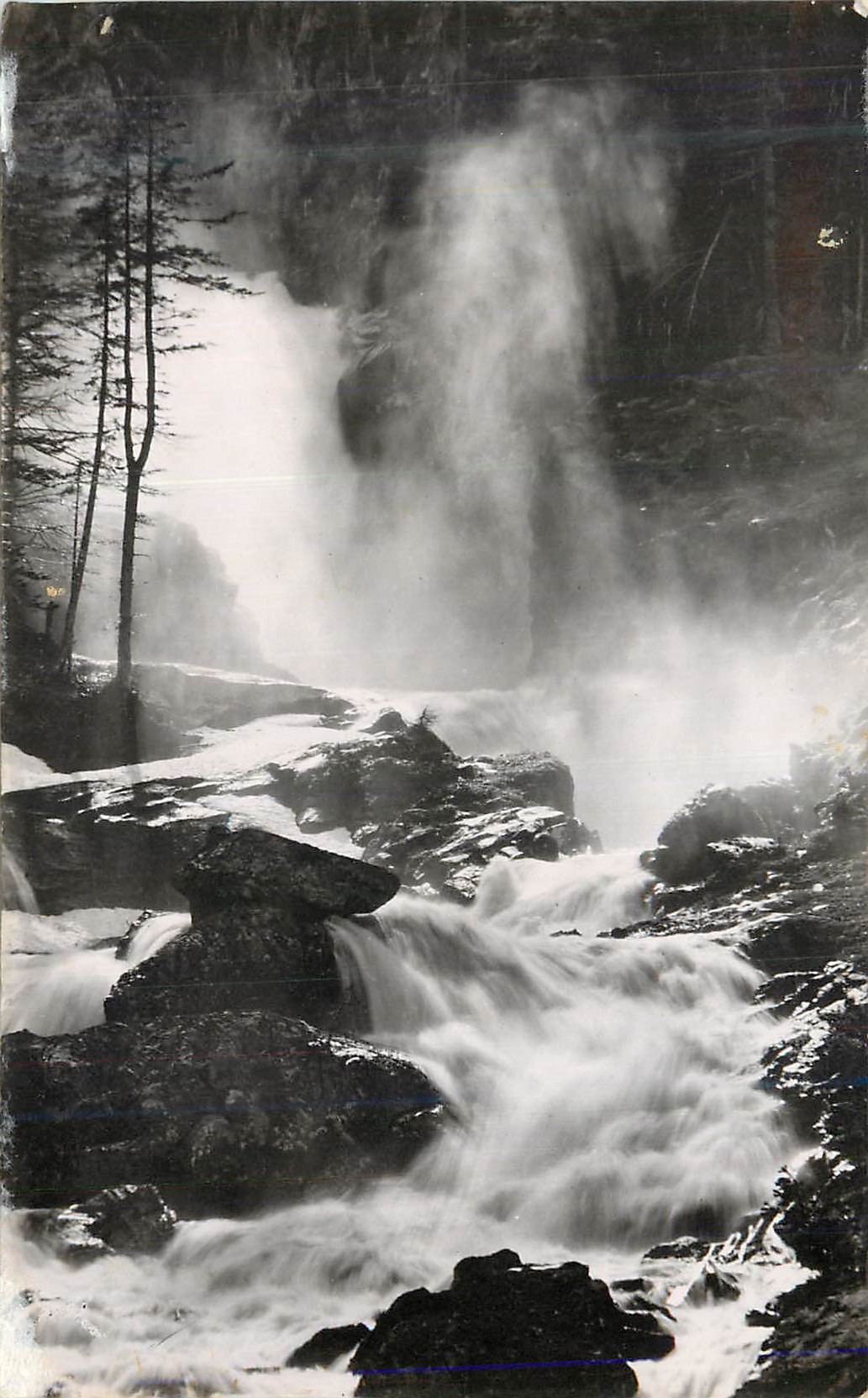 Chute d'eau enneigée — paysage montagneux — éditeur non identifiable