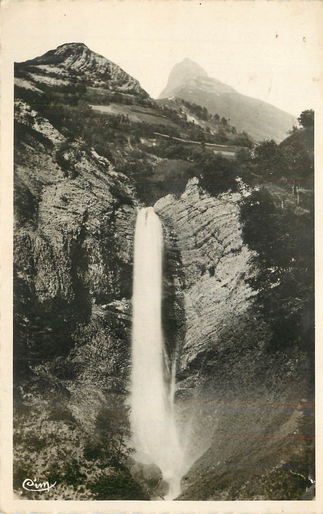 Chute d'eau dans les montagnes — éditeur Cim