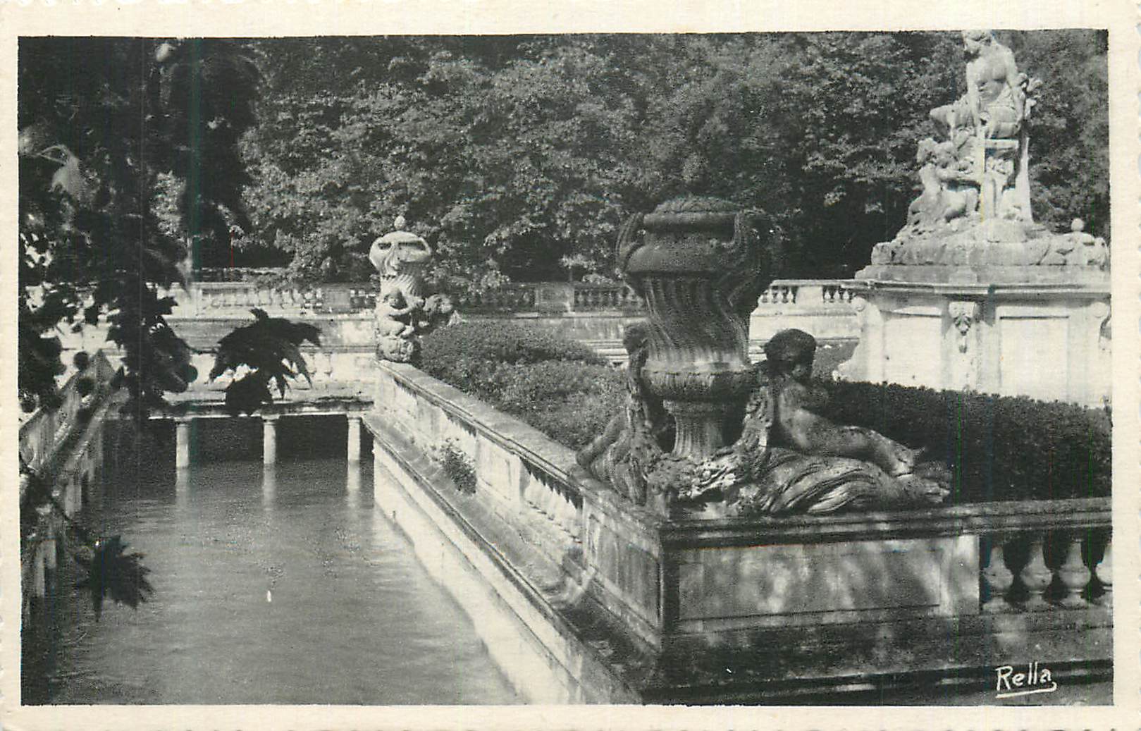 CPA Nimes les jardins de la fontaine le nymphee